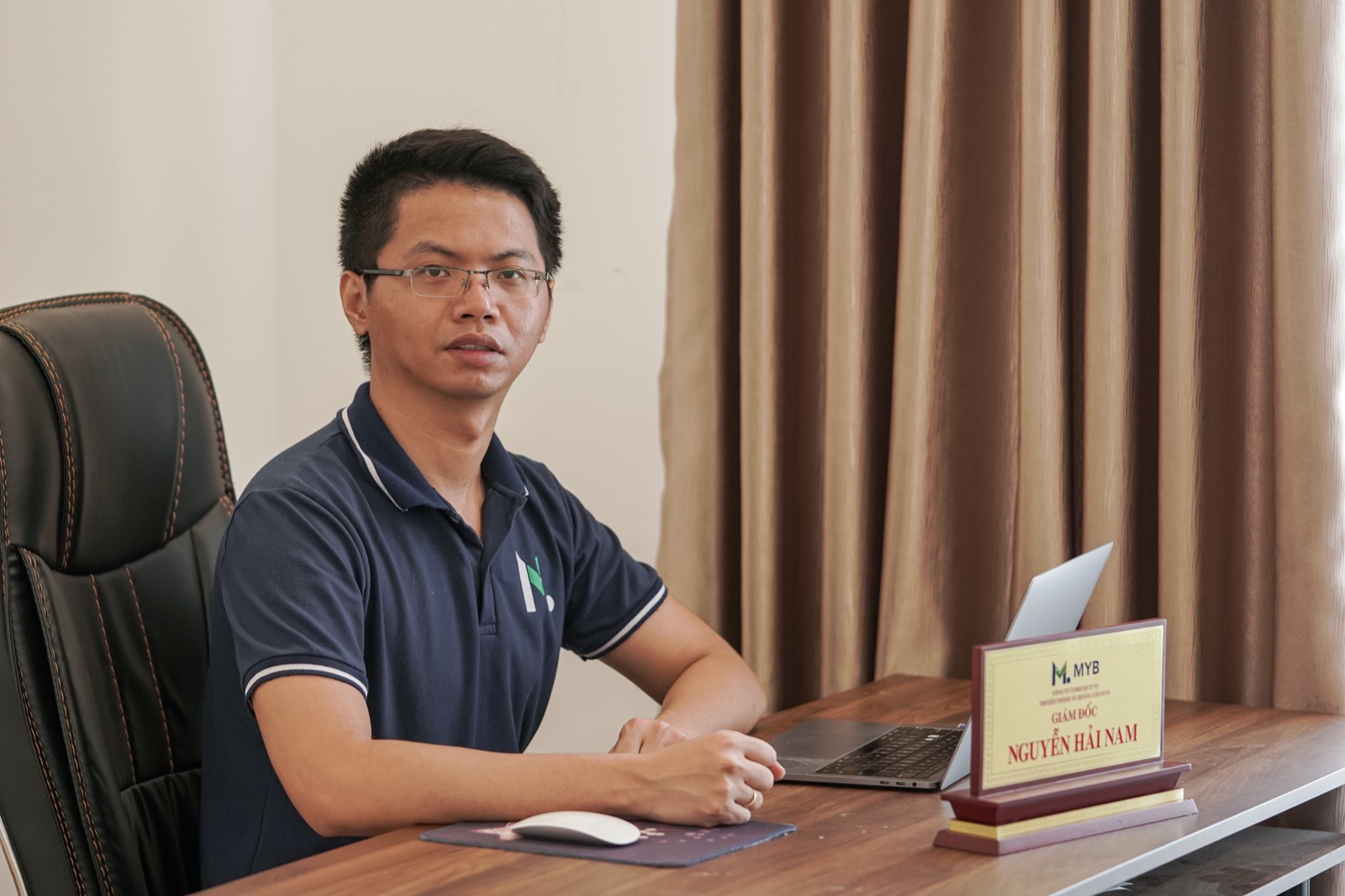 Nguyễn Hải Nam — CEO MYB Media tại bàn làm việc