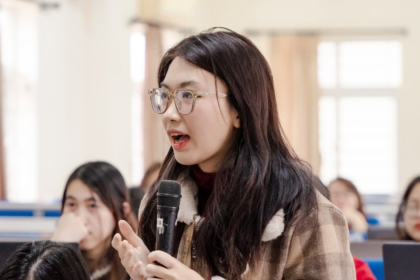 Content creator thuyết trình và dựng nội dung